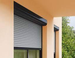 Pose de portail battant à 2 vantaux en aluminium sur-mesure avec motorisation à Fréjus 83600 dans le Var